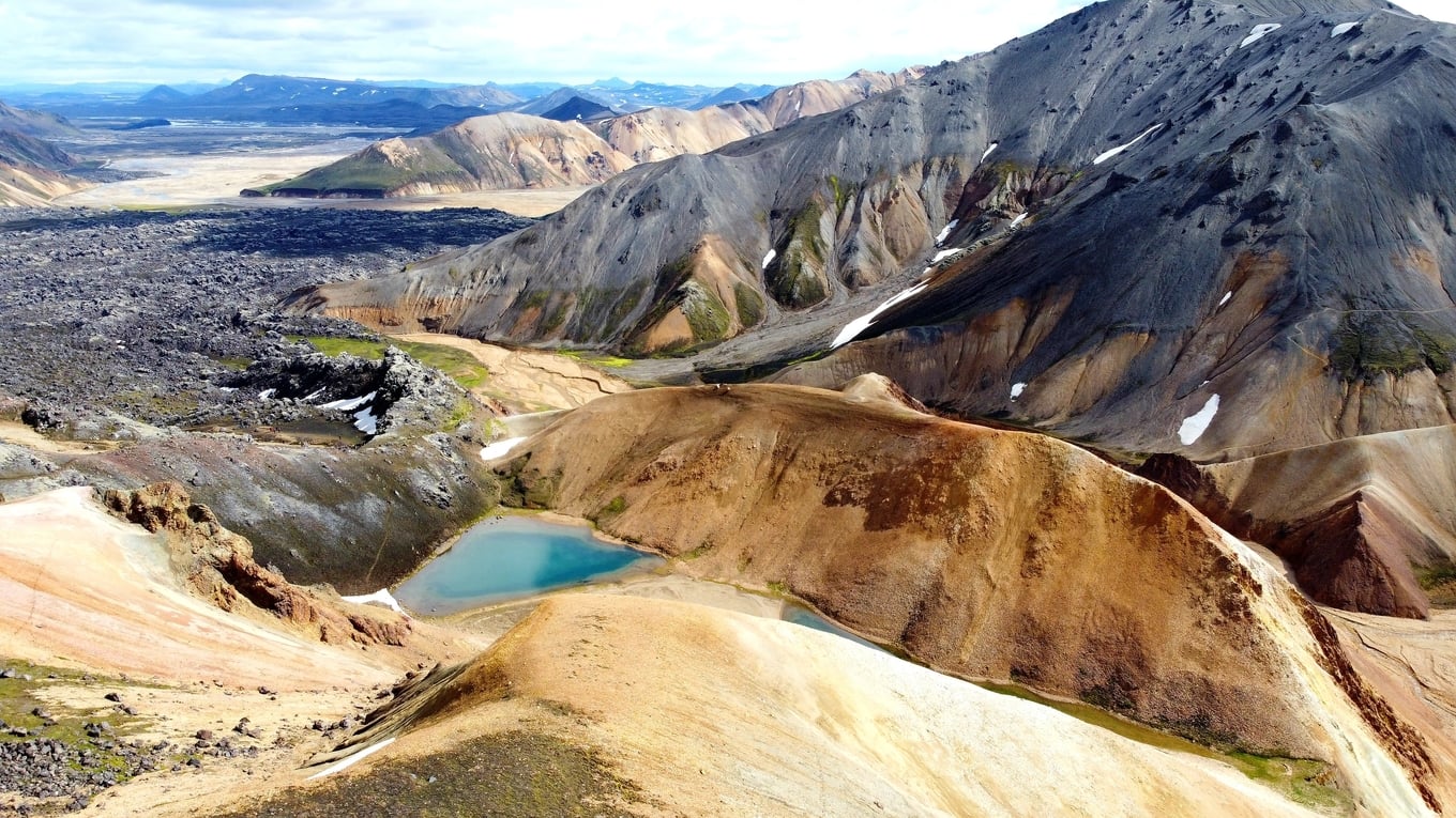 Photo showing the icelandic mountains.