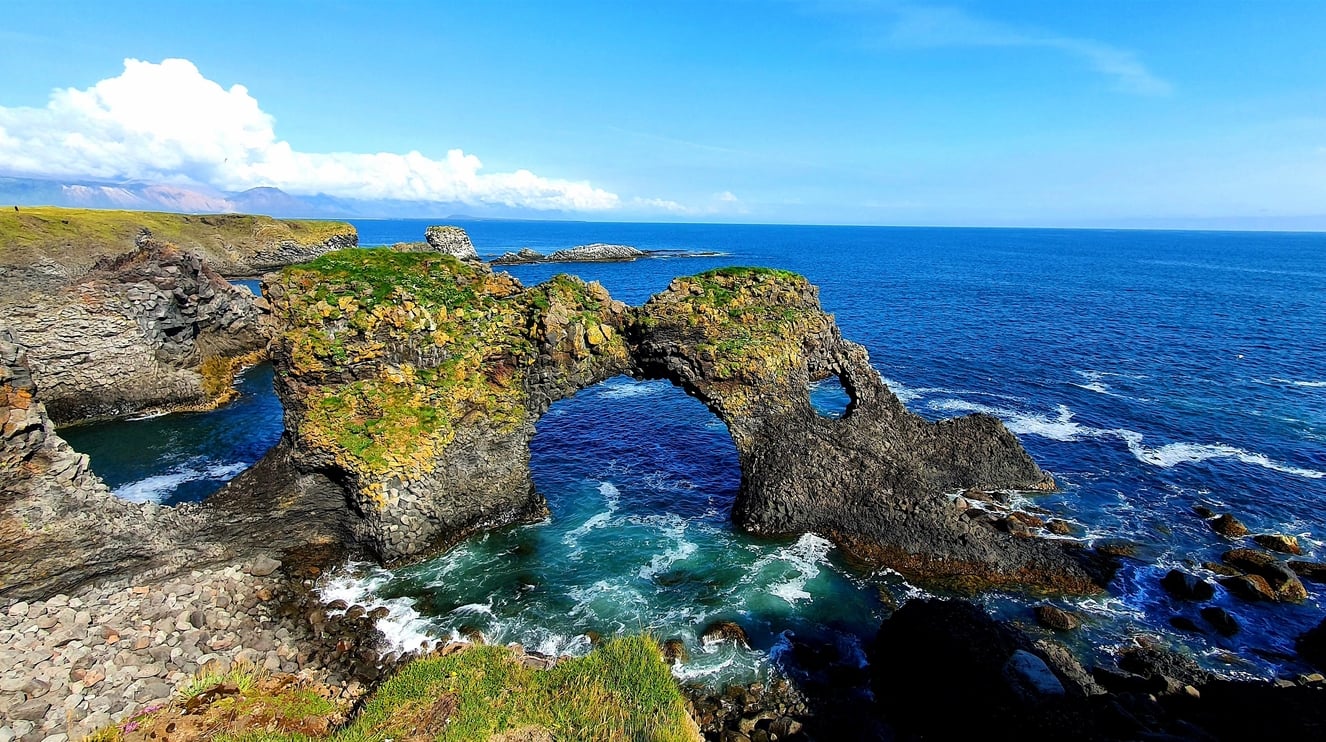 Photo showing the cliffs.